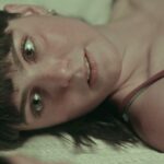 Regina Pavón Instagram – ZOE siempre busca el lado oscuro, pero en todos los lugares equivocados. 
No te pierdas #OscuroDeseo el 15 de julio. Solo en @netflixlat @muynetflix