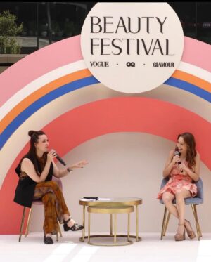 Regina Pavón Instagram - #BeautyFestival primera edición.🌷
Gracias @itsfarahslim y @glamourmexico por invitarme a formar parte de la conversación “Razones porque la belleza te empodera.” Fue un honor compartir este panel contigo @anajimenavillanueva .

Makeup by me
Hair by @gerardo_lanuza 
Look by @verodiazmx