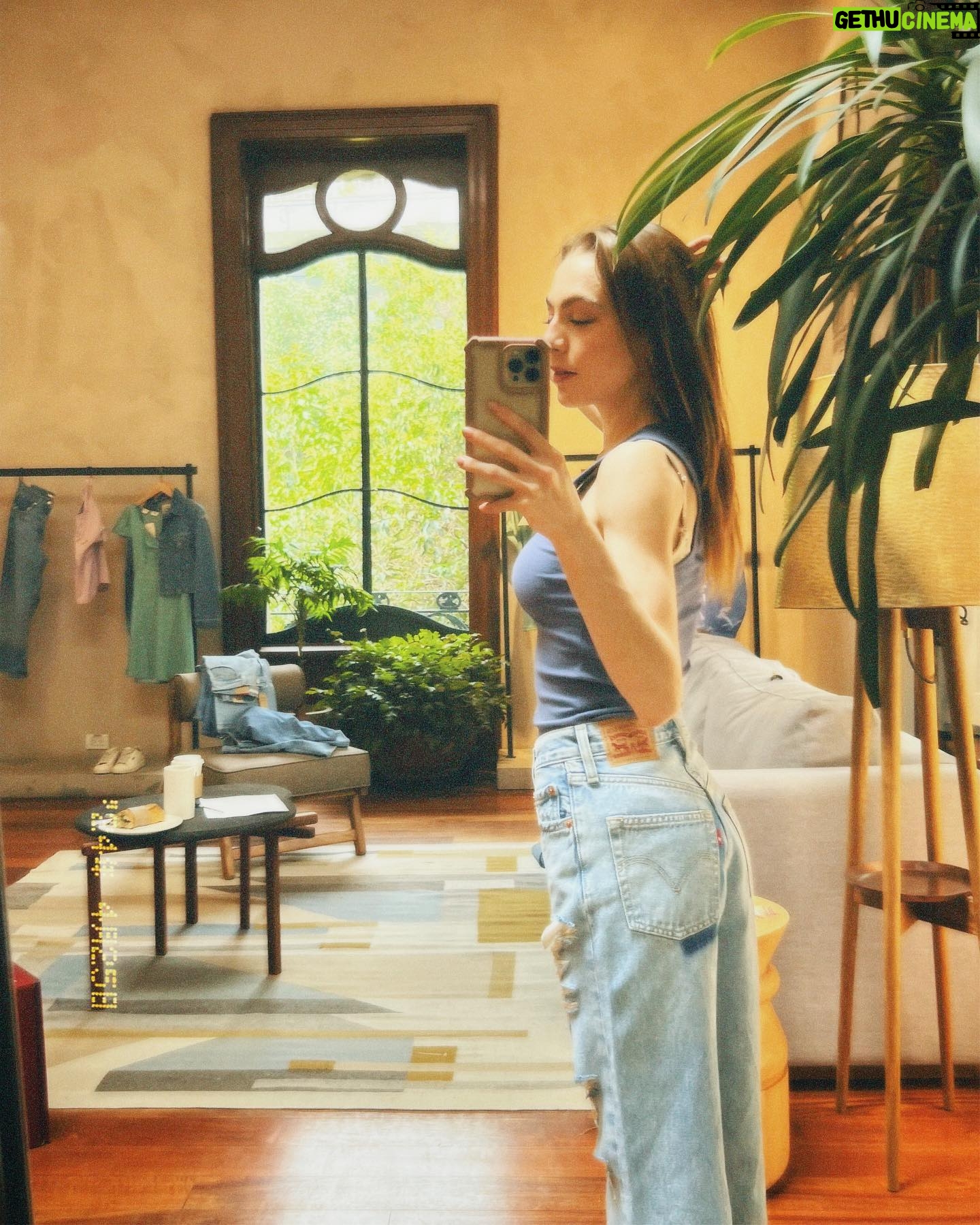 Regina Pavón Instagram - Cowgirl mood✨ @levismx #LiveInLevis