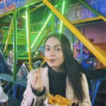Regina Pavón Instagram – Fuimos a la feria 🎡✨

Nos subimos a un juego que nos mareó mal pex y desistimos.
Luego comimos deli :)
