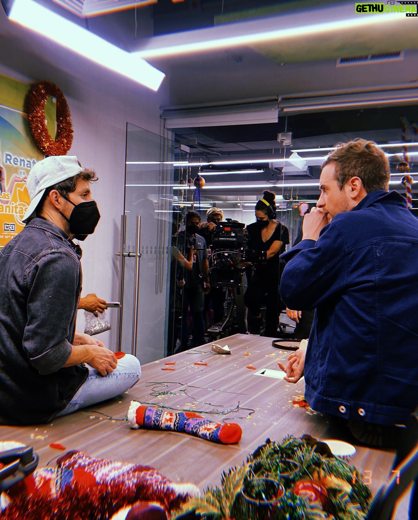 Regina Pavón Instagram - Me encontré con estas bellas fotos del rodaje de #NavidadEnVivo 🎄📺✨ Aprovechen la vacación Navideña para verla x @hbomaxla