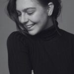 Regina Pavón Instagram - Descubre el encanto y el talento que demuestra en cada producción Regina Pavón.✨ Regina cautivó nuestros corazones con su increíble actuación en "El Rey, Vicente Fernández". Nos dejó sin aliento con el papel de Zoé en "Oscuro Deseo" y conquistó nuestras pantallas en "Monarca". Próximamente acompáñala en #LosArtistas, la nueva producción de @vix, en donde te sumergirás en el mundo de la falsificación, donde cada engaño es una obra de arte y cada victoria una obra maestra.🖼️ ¡No te pierdas el estreno el 7 de julio! 🎬🍿 #ReginaPavón #COLOURSTALENT