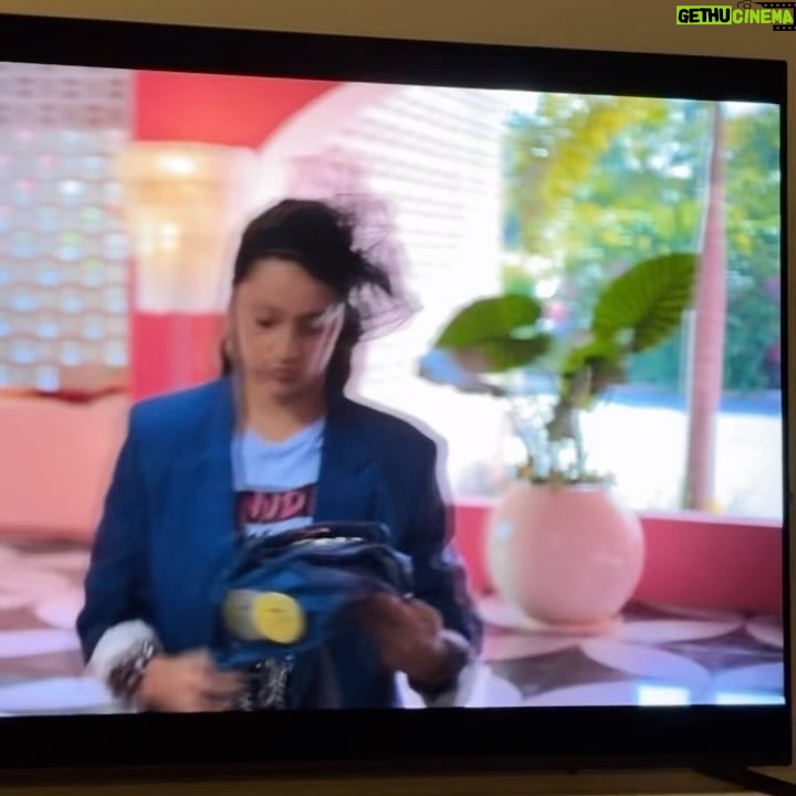 Regina Reynoso - 21.7K Likes - Llegué a filmar Acapulco lactando a Serena de 8 meses. Hoy oficialmente ya se dió cuenta que salgo en la tele !! Mi corazón explota jaja es más, hasta tu tía participó ya en un episodio de la 3er temporada 🤣🩷 quien tomó la decisión e de hacerme parte de este mágico proyecto bendijo nuestras vidas 🚀 gracias gracias y gracias siempre …
