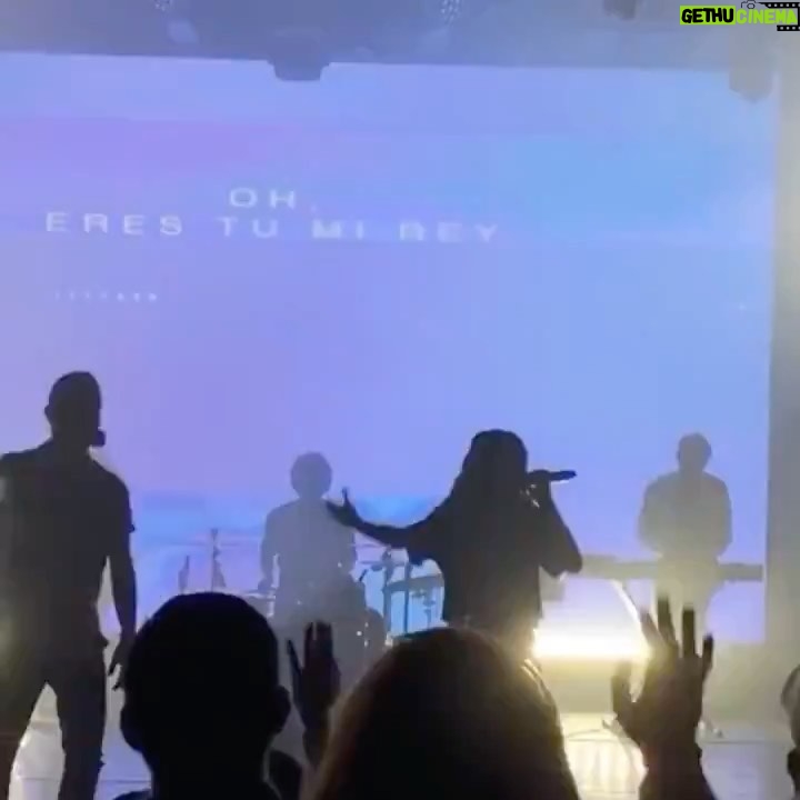 Regina Reynoso - 9.1K Likes - Mi vida , fragancia a tus pies .. 🦋😔 Está fue la ultima vez que serví junto con mis amigos antes de una pandemia que volteó mi vida y me llegaron mil cosas a mi alma , una de ellas es recordarme como para mi cantar sana mi ser y hace a Dios mas grande y presente en mi 💙 y deje de hacerlo!! A todos nos sacudió este cambio inesperado , personalmente me dio duro, pero Dios , todo te lo doy.. Ojalá todo esto pase pronto y volvamos a estar juntos.😍 no olviden seguir a @mosaicmexico para no perderte de las reuniones onlineee