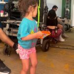 Regina Reynoso Instagram - Llegué a filmar Acapulco lactando a Serena de 8 meses. Hoy oficialmente ya se dió cuenta que salgo en la tele !! Mi corazón explota jaja es más, hasta tu tía participó ya en un episodio de la 3er temporada 🤣🩷 quien tomó la decisión e de hacerme parte de este mágico proyecto bendijo nuestras vidas 🚀 gracias gracias y gracias siempre …