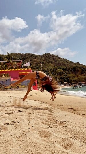 Regina Reynoso Instagram - 🤍🤍 happinnesss is a choice 🤍🤍 #reels #gymnastics 🤸‍♀️