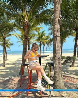 ReiNa Instagram - 🫶🌴☀️
