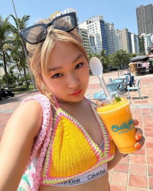 ReiNa Instagram - 🫶🌴☀️