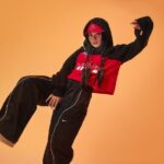 ReiNa Instagram – ・

【𝐃𝐀𝐍𝐂𝐄𝐑𝐒 𝐅𝐈𝐋𝐄 𝐕𝐨𝐥.𝟓𝟒】𝐓𝐡𝐞 𝐑𝐞𝐢𝐍𝐞𝐬𝐭 𝐛𝐲 𝐑𝐞𝐢𝐍𝐚

ReiNa率いるダンスクルーThe ReiNest

HipHopやPoppinを基調としながらも、しなりと迫力のあるキレを持ち合わせた独特のダンスで見る者を魅了するダンサーReiNa。数々のバトルイベントでの優勝をきっかけに注目を集め、若いながらも国内外で広く活躍しており、NCT Uの「Make A Wish(Birthday Song)」の振付が話題を呼んだことも記憶に新しい。今回はそんな彼女が率いるクルー、”The ReiNest”のメンバーと共にDANCERS FILEに登場。

撮影当日に曲選びから振り作りまでしてもらい、即興でワンムーブ踊ってもらったダンス映像を撮影。クルーの培ってきたチームワークと迫力あるパフォーマンスをぜひ余すことなくご覧いただきたい！

#nike #ナイキ #nikedancepack #ナイキダンスパック #dancerfashion #dancecode #reina #reinest  #atmospink #アトモスピンク #atmospinkdance #アトモスピンクダンス #atmospinkdanceacademy