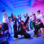 ReiNa Instagram – ・

【𝐃𝐀𝐍𝐂𝐄𝐑𝐒 𝐅𝐈𝐋𝐄 𝐕𝐨𝐥.𝟓𝟒】𝐓𝐡𝐞 𝐑𝐞𝐢𝐍𝐞𝐬𝐭 𝐛𝐲 𝐑𝐞𝐢𝐍𝐚

ReiNa率いるダンスクルーThe ReiNest

HipHopやPoppinを基調としながらも、しなりと迫力のあるキレを持ち合わせた独特のダンスで見る者を魅了するダンサーReiNa。数々のバトルイベントでの優勝をきっかけに注目を集め、若いながらも国内外で広く活躍しており、NCT Uの「Make A Wish(Birthday Song)」の振付が話題を呼んだことも記憶に新しい。今回はそんな彼女が率いるクルー、”The ReiNest”のメンバーと共にDANCERS FILEに登場。

撮影当日に曲選びから振り作りまでしてもらい、即興でワンムーブ踊ってもらったダンス映像を撮影。クルーの培ってきたチームワークと迫力あるパフォーマンスをぜひ余すことなくご覧いただきたい！

#nike #ナイキ #nikedancepack #ナイキダンスパック #dancerfashion #dancecode #reina #reinest  #atmospink #アトモスピンク #atmospinkdance #アトモスピンクダンス #atmospinkdanceacademy