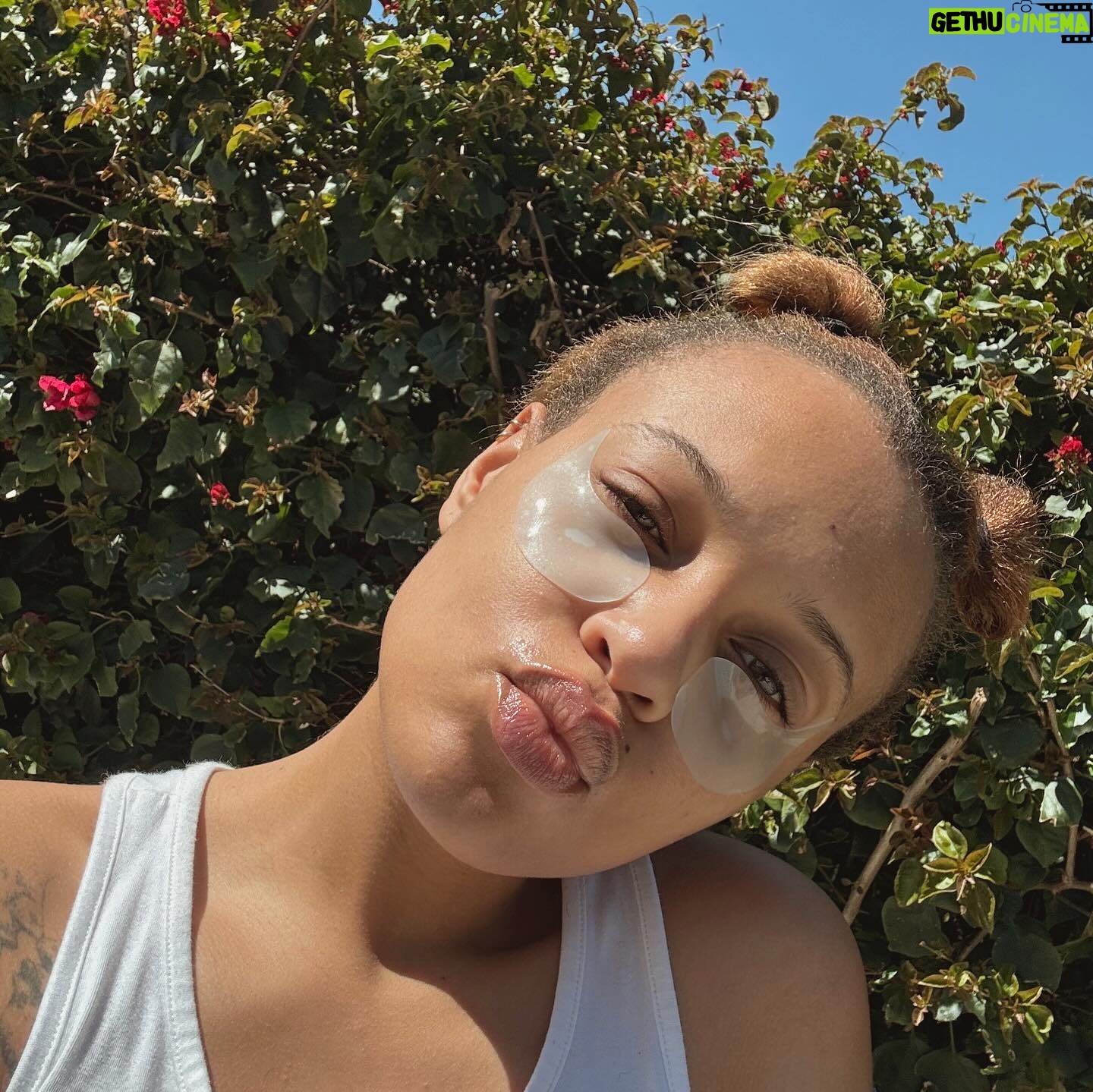 Reign Edwards Instagram - Space buns and some sun ☀️. Oh yeah some skin care too😍✨. (And you best believe i got sunscreen on protect yo skin bb’s‼️)