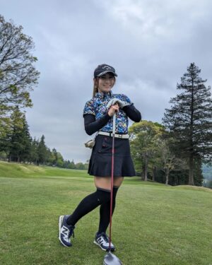 Reika Saiki Instagram - こないだゴルフ行ってきたーーー！🏌‍♀⛳
また100切れなかったけど😭

でも、今まではダボに収まったらいいなぐらいだったのが、最近は普通にボギー取れるようになったし、パーも取れた👏
確実に成長してる！！👏👏👏