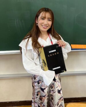 Reika Saiki Instagram - 先日、中学校で講演させてもらった件🏫
小さい頃、学校の先生になるのが夢だった私にとって、教壇に立つというのは感慨深い経験でした☺️
意外なタイミングや方法で夢が叶ったりするから、つくづく人生ってなにがあるかわからないね☺️