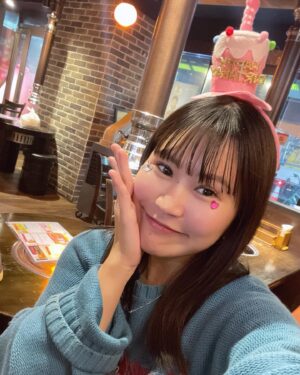 Reika Oozeki Instagram - .
大関れいかこの世に爆誕して27年‼️
昨日の1/16で27歳になりました‼️
びっくりなんだけど‼️‼️
時の流れは早いねぇ。
この仕事を始めて10年経ってるのも早い‼️
沢山の友達と家族にもお祝いしてもらって、
プレゼントやらケーキも沢山もらって、
幸幸幸な、幸フェス🌱

当日は友達がブルーノマーズのチケットを
勝ち取ってくれてみんなで観に行ったの。
最高だったなぁ、歌うますぎ😅‼️
終わった後は我らの地元、小岩へ行き
ケーキ出してもらっていつもお世話に
なってる小岩のオッパ達にも
沢山おめでとうをしていただきやした‼️
わざわざ私のために時間を作って
お祝いしてくれる友達に感謝感激。

みんなからの沢山のお祝いDMも
本当にありがとう、全部見てるの🥰
27歳の大関もよろぴくだよみんな‼️‼️
俺らしく必死に生きる姿をこれからも
見ててくれたら嬉しいです‼️💖🫶🏻
そしてお母さん、俺を産んでくれて
ありがとう‼️生きてて良かったぜ‼️
#誕生日