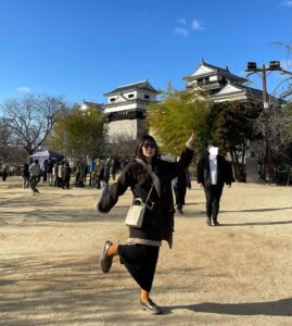 Reika Oozeki Instagram - . 2024年まだ投稿してなかった‼️ みんな今年もよろしくねっ 年末年始は毎年恒例となった家族旅行で 四国に行って来たよー！ 香川の金刀比羅神社とうどん→高知城と桂浜 →愛媛の松山城と道後温泉→しまなみ海道 こんな感じで回ったけど四国最高🌱 2泊3日だったから全ては回れなかったけど 海鮮美味いし景色は良いし温泉も良いし 大満足の旅行だった！！ また行きたいなぁ。 んでまだ載せたい写真もある😂 とりま坂本龍馬かっこ良すぎた。 歴史オタク兄貴も歓喜してましたとさ。 #家族旅行#四国