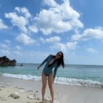 Reika Oozeki Instagram - . 完全に夏のヲンナ☀️🍑 泳ぎ終わりのビーチル幸。 宮古島の海はほんとに綺麗！！ おnewのロンスプおろしてアゲでした。 今回の宮古島は毎日潜ってて、 毎日が幸せに満ち溢れてたよ🌱 #宮古島