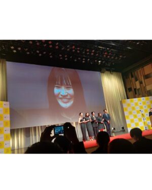 Reika Oozeki Instagram - .
あのーまさかまさかの話でして…
皆さん観てくれた方もいるかもだけど、
この前TikTokでショートドラマを
撮ってみましてね、その動画がTikTokの
ショードラアワード2024に
出演者賞でノミネートされまして、
そしてそしてまさかの
出演者賞を受賞いたしました🏆😂

いやまじでびっくりした笑
ノミネートの時点でびっくりだったのだけど、
昨日の授賞式お邪魔して、名前呼ばれた瞬間
マネージャーさんと「ええっ⁉️⁉️」って
一緒に叫んだくらいwwww
そのあとのスピーチもびっくりしてて
おどおどしちゃってインキャ出ちゃった💦

いやーびっくりしたーー笑
し、嬉しいのとありがたみと、、
ありがとうございますー！イェーーーーイ！
約10年前にvineという超絶ショート動画で
バズった女がまた別のショート動画コンテンツで
こうしてショートドラマを撮らせていただき
そして賞まで受賞させていただき、
なんだかおもろい人生でございやす🌱

この経験を活かしてこれからの俳優業でも
おもろいことしていきたいなぁー！
がんばろーっと。
そしてこのショートドラマをやろうと
言ってくださったマネージャーさん、
一緒に作り上げてくださったスタッフの皆さん、
ほんとにありがとうございます、らぶ💖