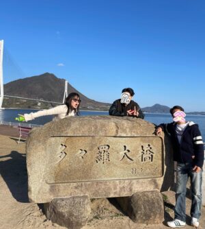 Reika Oozeki Instagram - .
2024年まだ投稿してなかった‼️
みんな今年もよろしくねっ
年末年始は毎年恒例となった家族旅行で
四国に行って来たよー！

香川の金刀比羅神社とうどん→高知城と桂浜
→愛媛の松山城と道後温泉→しまなみ海道
こんな感じで回ったけど四国最高🌱
2泊3日だったから全ては回れなかったけど
海鮮美味いし景色は良いし温泉も良いし
大満足の旅行だった！！

また行きたいなぁ。
んでまだ載せたい写真もある😂
とりま坂本龍馬かっこ良すぎた。
歴史オタク兄貴も歓喜してましたとさ。
#家族旅行#四国