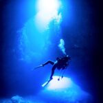 Reika Oozeki Instagram - . 宙に浮いてる🫧 くにさんの最高写真。 宮古島の地形はほんとすごくて 潜ってて楽しいし感動の連続なの🧜🏻‍♀️ 🛥️ @aquastory_miyakoisland 📷 @aquastorykuni #宮古島#ダイビング