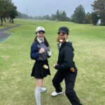 Reika Oozeki Instagram - . おれとおれの兄貴‼️‼️ どちらもポーズ謎すぎるのは うちら兄妹あるあるなんですね〜 私のポーズなんかRIZIN🙂 そんな兄貴もついにゴルフを始めて、 この前一緒にコース回ってきた！ 兄ぴコースデビューおめ‼️ メンツはまさかの、 苑子と兄貴とパパの親友(私と兄貴も昔からお世話に なりまくってて家族同然な方ですww) っていうおもろメンツ‼️‼️‼️ 苑子は実家でのもんじゃパーティーも 何回も来てくれてるから、 大関家とも仲が良いのです、感謝☺️ また4人でゴルフ行く予定もたててます 楽しみぃーー！ #エンジョイゴルフ#うちらの合言葉