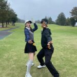 Reika Oozeki Instagram - . おれとおれの兄貴‼️‼️ どちらもポーズ謎すぎるのは うちら兄妹あるあるなんですね〜 私のポーズなんかRIZIN🙂 そんな兄貴もついにゴルフを始めて、 この前一緒にコース回ってきた！ 兄ぴコースデビューおめ‼️ メンツはまさかの、 苑子と兄貴とパパの親友(私と兄貴も昔からお世話に なりまくってて家族同然な方ですww) っていうおもろメンツ‼️‼️‼️ 苑子は実家でのもんじゃパーティーも 何回も来てくれてるから、 大関家とも仲が良いのです、感謝☺️ また4人でゴルフ行く予定もたててます 楽しみぃーー！ #エンジョイゴルフ#うちらの合言葉