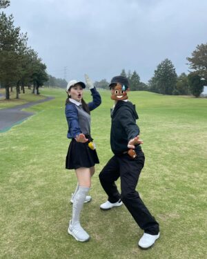 Reika Oozeki Instagram - .
おれとおれの兄貴‼️‼️
どちらもポーズ謎すぎるのは
うちら兄妹あるあるなんですね〜
私のポーズなんかRIZIN🙂

そんな兄貴もついにゴルフを始めて、
この前一緒にコース回ってきた！
兄ぴコースデビューおめ‼️
メンツはまさかの、
苑子と兄貴とパパの親友(私と兄貴も昔からお世話に
なりまくってて家族同然な方ですww)
っていうおもろメンツ‼️‼️‼️

苑子は実家でのもんじゃパーティーも
何回も来てくれてるから、
大関家とも仲が良いのです、感謝☺️
また4人でゴルフ行く予定もたててます
楽しみぃーー！
#エンジョイゴルフ#うちらの合言葉