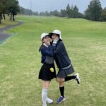 Reika Oozeki Instagram - . おれとおれの兄貴‼️‼️ どちらもポーズ謎すぎるのは うちら兄妹あるあるなんですね〜 私のポーズなんかRIZIN🙂 そんな兄貴もついにゴルフを始めて、 この前一緒にコース回ってきた！ 兄ぴコースデビューおめ‼️ メンツはまさかの、 苑子と兄貴とパパの親友(私と兄貴も昔からお世話に なりまくってて家族同然な方ですww) っていうおもろメンツ‼️‼️‼️ 苑子は実家でのもんじゃパーティーも 何回も来てくれてるから、 大関家とも仲が良いのです、感謝☺️ また4人でゴルフ行く予定もたててます 楽しみぃーー！ #エンジョイゴルフ#うちらの合言葉