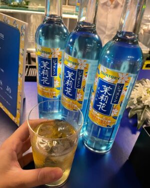 Reika Oozeki Instagram - .
今日はJJのイベントに行ってきた💫
みんなJJって知ってた？？
「ジャスミン焼酎のジャスミン茶割り」なの！
関西の人たちは知ってる人多いかな🤔

私は今日初めて飲んだのだけど、
すごくさっぱりしてて
飲みやすいからめちゃうま🙆🏻‍♀️

イベントでは茶室とか写真館があったり
色んな体験できて、楽しかったよ！
2023/12/15(金)〜12/16(土)の
2日間限定開催だからみんなも
謎を解いてイベントに参加してみてね🫶🏻
謎は大阪アメ村のOOHやJJのサイトにあるよ！

@jj_toha_nanika 
#JJトハナニカ#サントリー#PR