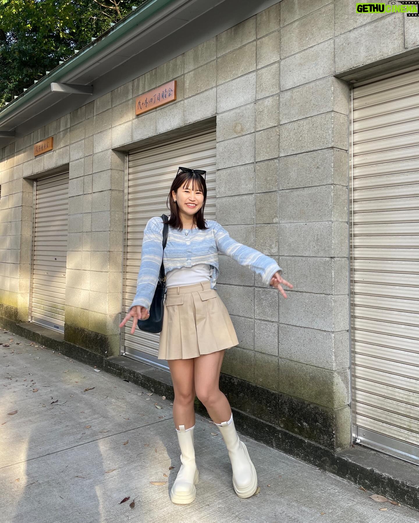 Reika Oozeki Instagram - . 盛れたくね⁉️⁉️ こういう服装も好きです‼️ あと昔から神社巡りも好きです‼️💫 あと広島の古着屋で巡り合った、 オールドコーチのバッグもオキニです💖 #私服
