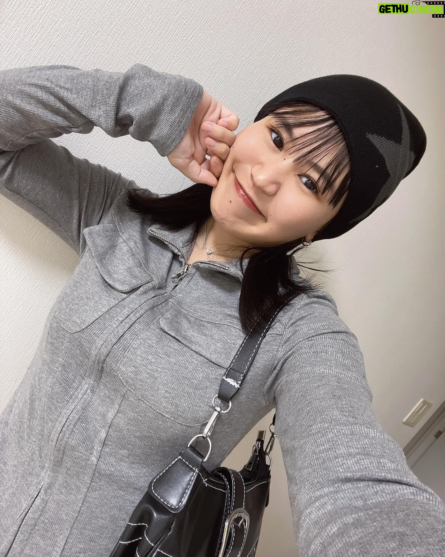 Reika Oozeki Instagram - . 寒くなってきたねええ❄️ 冬でもy2k風味でアゲてくっ 服はSHEINだよん💫 【1.2枚目】 帽子:13348852 トップス:12138513 バッグ:13141454 【3.4.5枚目】 Tシャツ:11447266 アウター:11323148 クーポンコード:BFJP136 「試すたび、好きが見つかる。 届くたび、好きが増えてく。 30万点以上の人気アイテムが限定値下げ🔥」 @shein_japan #SHEINblackfriday#SHEINGoodFinds #SHEINforAll#loveshein#ad #saveinstyle#PR