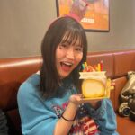 Reika Oozeki Instagram - . 大関れいかこの世に爆誕して27年‼️ 昨日の1/16で27歳になりました‼️ びっくりなんだけど‼️‼️ 時の流れは早いねぇ。 この仕事を始めて10年経ってるのも早い‼️ 沢山の友達と家族にもお祝いしてもらって、 プレゼントやらケーキも沢山もらって、 幸幸幸な、幸フェス🌱 当日は友達がブルーノマーズのチケットを 勝ち取ってくれてみんなで観に行ったの。 最高だったなぁ、歌うますぎ😅‼️ 終わった後は我らの地元、小岩へ行き ケーキ出してもらっていつもお世話に なってる小岩のオッパ達にも 沢山おめでとうをしていただきやした‼️ わざわざ私のために時間を作って お祝いしてくれる友達に感謝感激。 みんなからの沢山のお祝いDMも 本当にありがとう、全部見てるの🥰 27歳の大関もよろぴくだよみんな‼️‼️ 俺らしく必死に生きる姿をこれからも 見ててくれたら嬉しいです‼️💖🫶🏻 そしてお母さん、俺を産んでくれて ありがとう‼️生きてて良かったぜ‼️ #誕生日