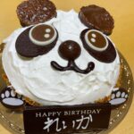 Reika Oozeki Instagram - . 大関れいかこの世に爆誕して27年‼️ 昨日の1/16で27歳になりました‼️ びっくりなんだけど‼️‼️ 時の流れは早いねぇ。 この仕事を始めて10年経ってるのも早い‼️ 沢山の友達と家族にもお祝いしてもらって、 プレゼントやらケーキも沢山もらって、 幸幸幸な、幸フェス🌱 当日は友達がブルーノマーズのチケットを 勝ち取ってくれてみんなで観に行ったの。 最高だったなぁ、歌うますぎ😅‼️ 終わった後は我らの地元、小岩へ行き ケーキ出してもらっていつもお世話に なってる小岩のオッパ達にも 沢山おめでとうをしていただきやした‼️ わざわざ私のために時間を作って お祝いしてくれる友達に感謝感激。 みんなからの沢山のお祝いDMも 本当にありがとう、全部見てるの🥰 27歳の大関もよろぴくだよみんな‼️‼️ 俺らしく必死に生きる姿をこれからも 見ててくれたら嬉しいです‼️💖🫶🏻 そしてお母さん、俺を産んでくれて ありがとう‼️生きてて良かったぜ‼️ #誕生日