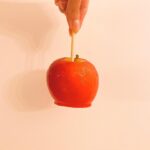 Reimi Tsutsumi Instagram - 🍎 久々にりんご飴を食べています。 夏を感じる食べ物の１つですよね🎆 . 子供の頃、縁日で手や口をベタベタに汚しながら食べていたなぁ、懐かしいなぁ。 あの頃は食べるのも下手だったなぁ。 . . なんて思いながら食べていたら、やっぱり口の周りが(何故か鼻まで)ベタベタに…。 私が顔を汚さずにりんご飴を食べられる日はやってくるのでしょうか…。 . #急募 #りんご飴の食べ方 #顔を汚さずに食べられる方法 #あと半分残ってるので #残り半分食べ終わる前に誰か教えて下さい🙏