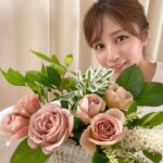 Reimi Tsutsumi Instagram - 🌹 お家で過ごす時間が増えてから、お花を買う機会が増えました。 ビビッドカラーのお花も好きですが、くすみピンクが今の気分です❤︎ . #お花 #このピンクの色がツボなのです #花瓶も沢山集めたいなぁ * 現在めざましテレビは、感染対策のため2班体制となっており、私はしばらくスタジオ出演はお休みです😢 今出来ることを精一杯頑張ります…！