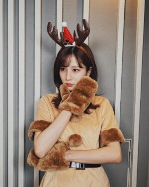 Reimi Tsutsumi Instagram - 🎄
メリークリスマス！
先日のめざまし８TikTokライブの時のおすましトナカイ置いときます。
.
さて、クリスマスの今日は
16時30分〜『ドラマを見ればセカイが変わる！私に5分ください』
25時30分〜『馬好王国』(一部地域を除きます)
が放送されます🎅✨
まったりしながら是非ご覧下さい🙏
.
#皆さんいつも
#ありがトナカイ