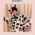 Reimi Tsutsumi Instagram - 🐄 皆さま今年も宜しくお願い致します！ モー！！！と叫びたくなるくらい良い年にしましょう🐮 . . #れミル姉さんからの年賀状です #ちゃんと蹄も再現しまして #母の靴下で可愛い蹄が出来ました #先程撮った写真なので #これを書いている今も鼻先が真っピンクのままです