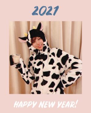 Reimi Tsutsumi Instagram - 🐄
皆さま今年も宜しくお願い致します！
モー！！！と叫びたくなるくらい良い年にしましょう🐮
.
.
#れミル姉さんからの年賀状です
#ちゃんと蹄も再現しまして
#母の靴下で可愛い蹄が出来ました
#先程撮った写真なので
#これを書いている今も鼻先が真っピンクのままです