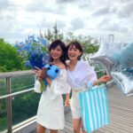 Reimi Tsutsumi Instagram - 🗓 「フジテレビ女性アナウンサーカレンダー2020－NEW STYLE－」 発売中です🙌 . 私は１つ先輩でデスクがお向かいさんの宮司アナとのコンビ❤︎ . #ここだけの話 #たしかこの時肩を蚊に刺されていて #無意識でポリポリしていたらしく #オフショルなのに左肩が赤くなるという #お恥ずかしい限り #そんな事はさておき #撮影はお台場の割と強めの風の中 #風船に苦戦しつつも楽しく順調に行われまして #その映像もFODで見られるそうなので、お時間ある時にでもそちらも是非お楽しみ下さいませっ #宮司愛海 #堤礼実
