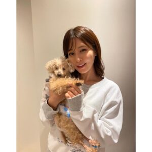 Reimi Tsutsumi Instagram - 🐩🎂
先日、我が家のりんさんが19歳になりました！
これからも元気で楽しい毎日を過ごせますように…♡
りんちゃんいつもありがとう💓
.
そして私も先月29歳となりました。
20代最後の1年、何事にも全力で、笑顔で過ごしたいと思っています！
今後ともどうぞ宜しくお願い致します🤲

.
#19歳と29歳
#あんさんも一緒にお祝い
#今年は特別に2匹にそっくりなケーキを🎂
#耳のつき方まで細かく再現されていて、たまらなく可愛いケーキでした🥺