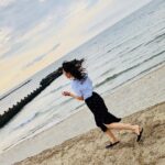 Reimi Tsutsumi Instagram - 🌻 昨日で競馬界の夏が終わりまして。 福島4週、新潟6週の開催も終了となりました。 昨日はオンエア後にスタッフさんや出演者の方々とちょこっとだけ海の家へお邪魔しまして、新潟の海を楽しんできました🏝 4枚目、また来週から切り替えて頑張るぞーっという気持ちを込めての大ジャンプです。 夏らしいことやっと出来た😆 . #馬券は散々だったね、夏 #でも福島も新潟も素敵なところだったからいっか #今年初の大好きな海にも行けたしいっか #終わりよければ全て良しとしましょうか