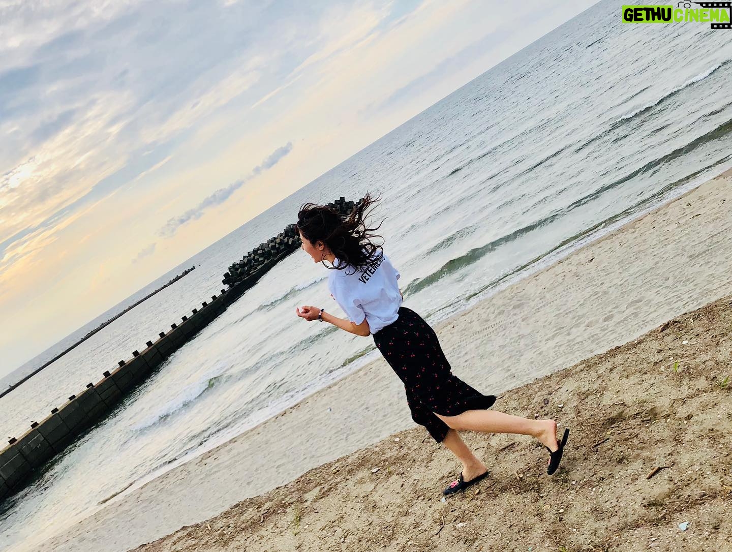 Reimi Tsutsumi Instagram - 🌻 昨日で競馬界の夏が終わりまして。 福島4週、新潟6週の開催も終了となりました。 昨日はオンエア後にスタッフさんや出演者の方々とちょこっとだけ海の家へお邪魔しまして、新潟の海を楽しんできました🏝 4枚目、また来週から切り替えて頑張るぞーっという気持ちを込めての大ジャンプです。 夏らしいことやっと出来た😆 . #馬券は散々だったね、夏 #でも福島も新潟も素敵なところだったからいっか #今年初の大好きな海にも行けたしいっか #終わりよければ全て良しとしましょうか