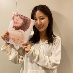 Reimi Tsutsumi Instagram - 💎📕

「Treasure」本日発売となりました。
沢山の方の愛情がたっぷり詰まった一冊を1人でも多くの方にお手に取って頂けたら幸いです。
.
お仕事の事は勿論、28年間の振り返りやメイク、ファッションなどについても沢山お話ししています💄
また、今回撮っていただいた沢山の素敵な写真の他にも、過去の私のインスタグラムからの写真もちょろりと載っているのですが、こんなにも様々な格好をしてきたとは…笑
(あまり意識してなかったので今更気付いた😶)

#ねこ娘…イベントで着せていただいたもの。目玉のおやじとの2ショットが嬉しかったのを覚えています。笑
#水木先生生誕100周年おめでとうございます！
#丑…丑年にあわせての牛！モー！
#亥…亥年にあわせてりんさんあんさんと🐗
#トナカイ…去年のクリスマスにめざまし8のSNSで🎄トナカイ派の堤です🎅
振り返ると全て懐かしい思い出です…🐄
堤がいっぱい😶😶😶
.
#Treasure
#発売日ということでとてもドキドキしております。
#1人でも多くの方に届きますように！
#電子書籍もあるみたいです🤭