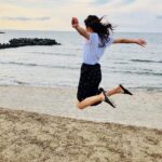Reimi Tsutsumi Instagram - 🌻 昨日で競馬界の夏が終わりまして。 福島4週、新潟6週の開催も終了となりました。 昨日はオンエア後にスタッフさんや出演者の方々とちょこっとだけ海の家へお邪魔しまして、新潟の海を楽しんできました🏝 4枚目、また来週から切り替えて頑張るぞーっという気持ちを込めての大ジャンプです。 夏らしいことやっと出来た😆 . #馬券は散々だったね、夏 #でも福島も新潟も素敵なところだったからいっか #今年初の大好きな海にも行けたしいっか #終わりよければ全て良しとしましょうか