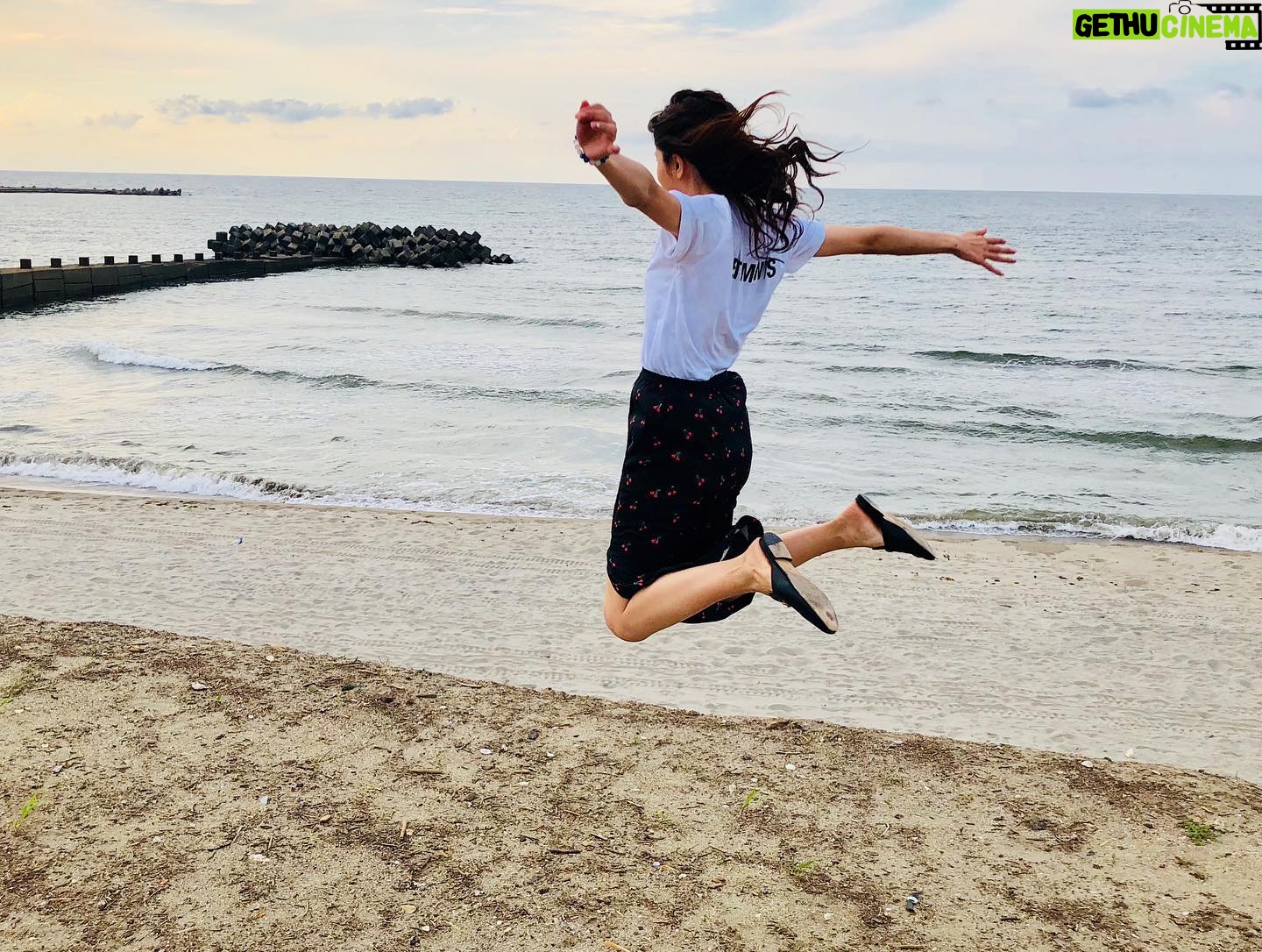 Reimi Tsutsumi Instagram - 🌻 昨日で競馬界の夏が終わりまして。 福島4週、新潟6週の開催も終了となりました。 昨日はオンエア後にスタッフさんや出演者の方々とちょこっとだけ海の家へお邪魔しまして、新潟の海を楽しんできました🏝 4枚目、また来週から切り替えて頑張るぞーっという気持ちを込めての大ジャンプです。 夏らしいことやっと出来た😆 . #馬券は散々だったね、夏 #でも福島も新潟も素敵なところだったからいっか #今年初の大好きな海にも行けたしいっか #終わりよければ全て良しとしましょうか