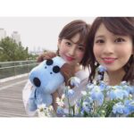 Reimi Tsutsumi Instagram - 🗓 「フジテレビ女性アナウンサーカレンダー2020－NEW STYLE－」 発売中です🙌 . 私は１つ先輩でデスクがお向かいさんの宮司アナとのコンビ❤︎ . #ここだけの話 #たしかこの時肩を蚊に刺されていて #無意識でポリポリしていたらしく #オフショルなのに左肩が赤くなるという #お恥ずかしい限り #そんな事はさておき #撮影はお台場の割と強めの風の中 #風船に苦戦しつつも楽しく順調に行われまして #その映像もFODで見られるそうなので、お時間ある時にでもそちらも是非お楽しみ下さいませっ #宮司愛海 #堤礼実