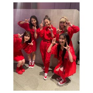 Reimi Tsutsumi Instagram - .
今夜21時20分〜「爆笑そっくりものまね紅白歌合戦スペシャル」放送です！

今回もNiziUさんのものまねをさせて頂きました🌈
中々５人揃っての練習が出来ずでしたが、私達なりに一生懸命務めさせて頂きましたので温かい目で見て頂けると嬉しいです、、🙏

#ものまね紅白歌合戦
#NiziU さん
#衣装もアクセサリーまでかなり細かく再現して下さいました🥺
#それはそれはひどい筋肉痛再び
#笑顔でキレキレに踊れるNiziUの皆さんの凄さを改めて感じました…。
#ちらっと覗き見しただけでもハイクオリティなものまねの方々が沢山！
#是非お楽しみ下さい☆