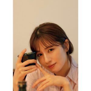 Reimi Tsutsumi Instagram - 💎📕

「Treasure」本日発売となりました。
沢山の方の愛情がたっぷり詰まった一冊を1人でも多くの方にお手に取って頂けたら幸いです。
.
お仕事の事は勿論、28年間の振り返りやメイク、ファッションなどについても沢山お話ししています💄
また、今回撮っていただいた沢山の素敵な写真の他にも、過去の私のインスタグラムからの写真もちょろりと載っているのですが、こんなにも様々な格好をしてきたとは…笑
(あまり意識してなかったので今更気付いた😶)

#ねこ娘…イベントで着せていただいたもの。目玉のおやじとの2ショットが嬉しかったのを覚えています。笑
#水木先生生誕100周年おめでとうございます！
#丑…丑年にあわせての牛！モー！
#亥…亥年にあわせてりんさんあんさんと🐗
#トナカイ…去年のクリスマスにめざまし8のSNSで🎄トナカイ派の堤です🎅
振り返ると全て懐かしい思い出です…🐄
堤がいっぱい😶😶😶
.
#Treasure
#発売日ということでとてもドキドキしております。
#1人でも多くの方に届きますように！
#電子書籍もあるみたいです🤭