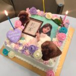 Reimi Tsutsumi Instagram - 🎂 昨日11月23日に26歳になりました✨ . 26歳、何事に対しても日々しっかりと向き合い、輝けるよう頑張ります！ 自分改革の年に…！ . . #私を支えて下さっている全ての方々への感謝の気持ちを再確認した1日でした✨ #もちろんこの投稿を見て下さっているあなたへの感謝の気持ちも…！ #2枚目からは週末はウマでしょ！の収録時にお祝いしていただきまして #自分の顔がドーンと描かれたケーキを頂いたのは初めてだったので嬉しさと恥ずかしさが…🙈 #写真のチョイスも😂🙆‍♀️笑 #私は4枚目の部分をいただきました❤︎笑 #りんさんとあんさんもいたのです🐩 #他にも美味しいケーキを沢山頂きまして🤤💓 #お腹ポンポン🤤