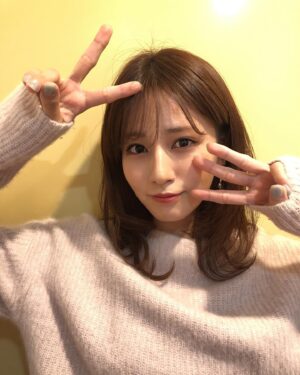 Reimi Tsutsumi Instagram - ❤︎
「2月23日はつつみの日」
.
全国の堤さん、おめでとう…？
いや、ありがとう…？
ん…？
何だろう…🤔
.
とりあえずこんにちは！！
いや、こんばんは！！
.
#今年も去年に続きまして
#あなたの左手でピースを作り
#携帯の左に置くと
#223
#つつみの出来上がりです🤤
#危うく24日になるところだった！