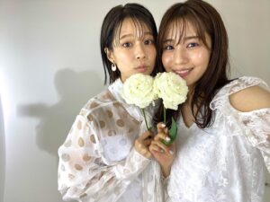 Reimi Tsutsumi Instagram - 🎉
本日、私と鈴木唯がプロデューサーを務めた「フジテレビアナウンサーカレンダー2023〜Aurora 〜」が発売となりました！✨✨
.
今年もJJさんのお力をお借りして、1人1人の魅力をギュギュっと詰めこんだ一冊となっています！

是非お手に取っていただけたらとても嬉しいです🙇‍♀️

.
#私は唯ちゃんと2ショット😏
#距離感近め🙈
#カレンダーの中では沢山のお花と撮っていただきました💐
#フジテレビアナウンサーカレンダー
#フジテレビショップ、フジテレビ公式通販サイト「フジテレビｅ!ショップ」、全国書店他でお買い求めいただけます🙇‍♀️